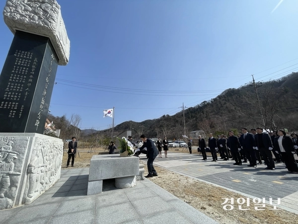 14일 가평군 북면 목동리에서 열린 ‘제38회 가평의병 3·15항일운동 기념식 및 상징탑 제막식’에 참석한 서태원 군수가 분향하고 있다. 2025.3.14 가평/김민수기자 kms@kyeongin.com