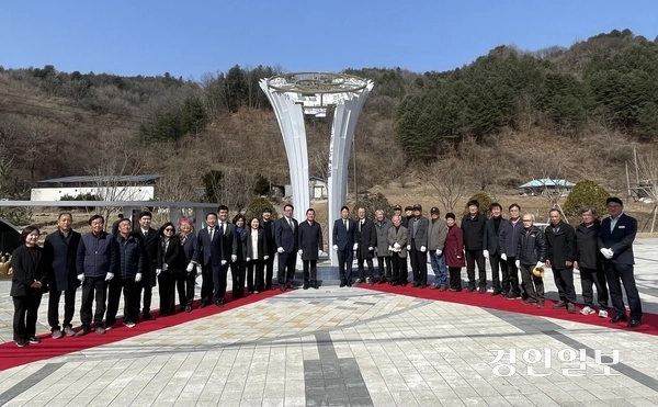 14일 가평군 북면 목동리에서 열린 ‘제38회 가평의병 3·15항일운동 기념식 및 상징탑 제막식’에서 서태원 군수를 비롯한 참석자들이 상징탑 제막 후 기념촬영을 하고 있다. 2025.3.14 가평/김민수기자 kms@kyeongin.com