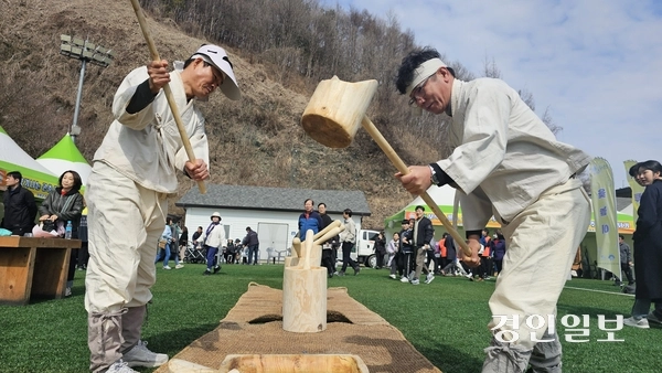 제26회 양평 단월 고로쇠 축제 행사장에 인절미 떡 만들기 체험 부스가 마련됐다. 2025.3.15 양평/장태복기자 jkb@kyeongin.com