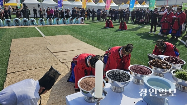 고로쇠 산신제는 예로부터 마을의 고로쇠 수액 채취를 앞두고 한해의 안녕과 풍요 및 안전을 기원하기 위해 마을 사람들끼리 지냈다. 제26회 양평 단월 고로쇠축제에서 산신제를 드리는 모습. 2025.3.15 양평/장태복기자 jkb@kyeongin.com