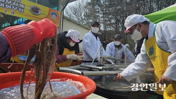 제26회 양평 단월 고로쇠 축제 행사장 한켠 고로쇠 먹자골목에서 고로쇠를 첨가해 만든 막국수를 뽑고 있다. 2025.3.15 양평/장태복기자 jkb@kyeongin.com