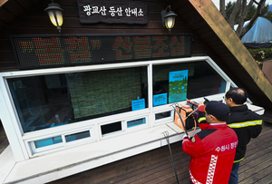 그럼에도 불 붙이는중… 등산로 흡연, 마른 볏짚 태우는 농촌