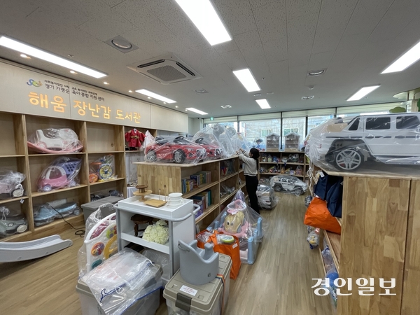 최근 도심 속에 새롭게 둥지를 튼 가평장난감도서관이 이용객 등으로부터 호응을 얻고 있는 가운데  28일 도서관 관계자가 소독을 마친 장남감을 진열하고 있다. 2025.3.28 가평/김민수기자kms@kyeongin.com
