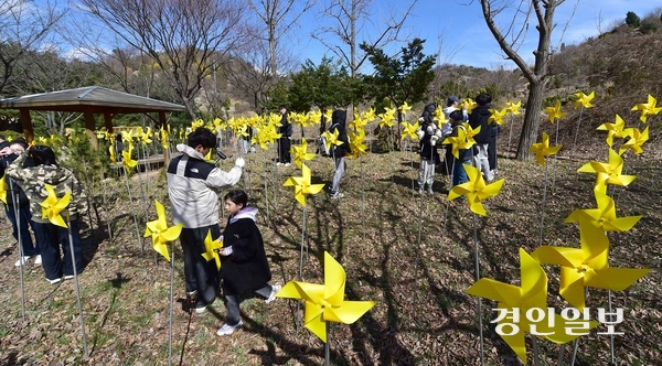 세월호 참사 11주기를 앞둔 29일 오후 인천시 부평구 인천가족공원 내 세월호 일반인 희생자 추모관에서 희생자를 추모하는 의미의 노란색 바람개비를 설치하는 ‘노랑 드레 언덕’행사에 참석한 참가자들이 바람개비를 설치하고 있다. 2025.3.29 /조재현기자 jhc@kyeongin.com