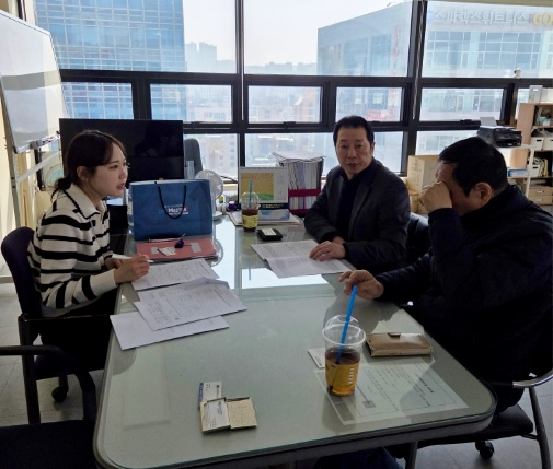 인천지식재산센터 담당자가 최근 ‘중소기업 장애인 일자리 지원 사업’ 참여를 신청한 인천 부평구 소재 기업을 방문해 기업 대표, 장애인 구직자에게 채용 절차 등을 설명하고 있다. /인천지식재산센터 제공