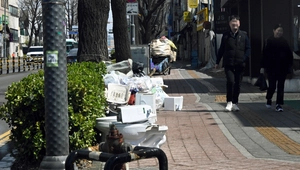 [포토] 보행로 가로막은 폐기물