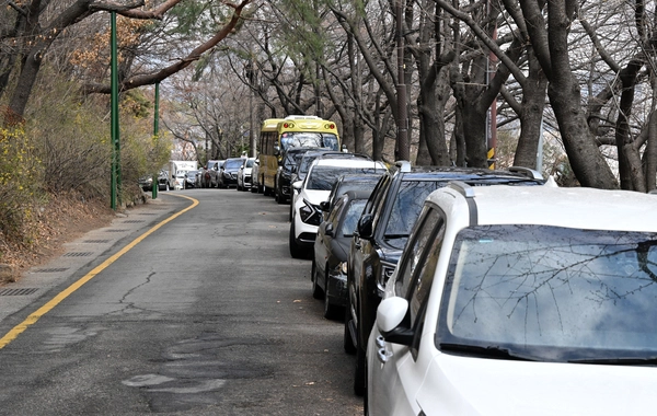 30일 오전 수원시 팔달구 팔달산 도로에 차량들이 줄지어 불법 주정차 돼 있다. 2025.3.30 /임열수기자 pplys@kyeongin.com