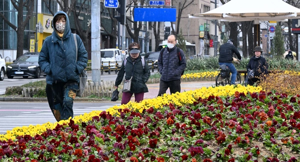 꽃샘추위가 이어진 30일 수원시내에서 시민들이 발걸음을 재촉하고 있다. 2025.3.30 /임열수기자 pplys@kyeongin.com