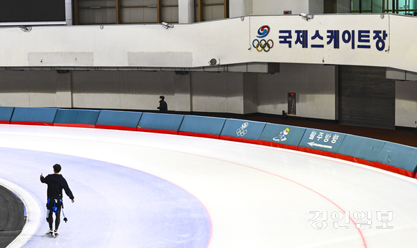 28일 서울 노원구 태릉 국제스케이트장에서 전국 스피드스케이팅 대회가 한창이다. 2025.3.28 /이지훈기자 jhlee@kyeongin.com