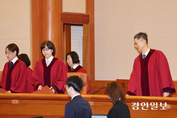 문형배 헌재소장 권한대행(오른쪽) 등 재판관들이 13일 오전 서울 종로구 헌법재판소 대심판정에서 열린 최재해 감사원장 탄핵심판과 이창수 서울중앙지검장·조상원 중앙지검 4차장검사·최재훈 반부패2부장검사 탄핵심판의 선고기일에 입장하고 있다. 2025.3.13 /이지훈기자 jhlee@kyeongin.com
