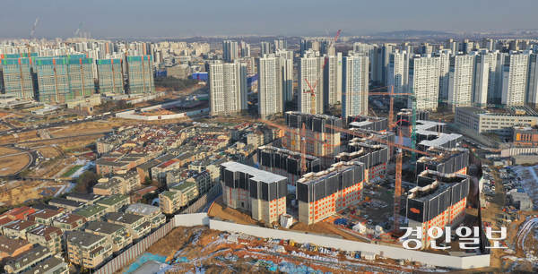 인천도시공사가 주도하는 검단의료복합시설용지 매각 성사 여부에 지역사회의 관심이 쏠리고 있다. 사진은 검단신도시 전경. /경인일보DB