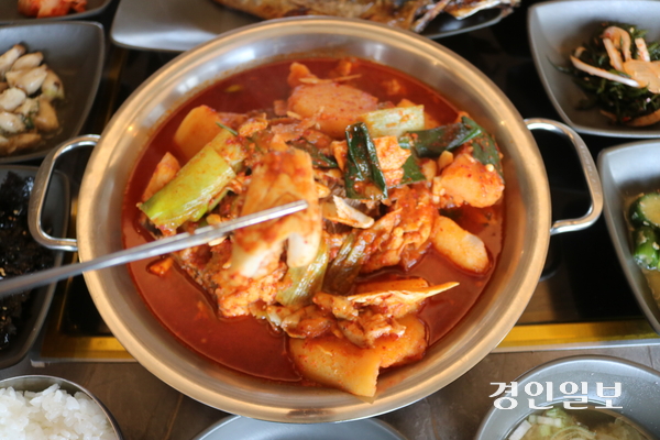 쫄깃한 고기와 새콤달달한 양념장 맛이 어우러진 쥐치조림은 밥에 고기와 양념을 얹혀 먹으면 한 그릇이 뚝딱이다. 2025.3.24 성남/김순기기자 ksg2011@kyeongin.com