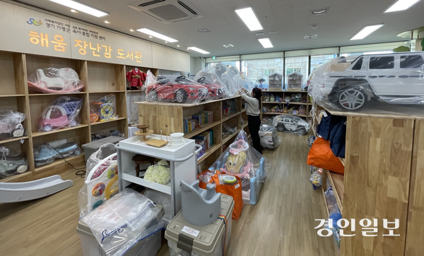 최근 도심 속에 새롭게 둥지를 튼 가평장난감도서관이 이용객 등으로부터 호응을 얻고 있다. 2025.3.28 가평/김민수기자 kms@kyeongin.com