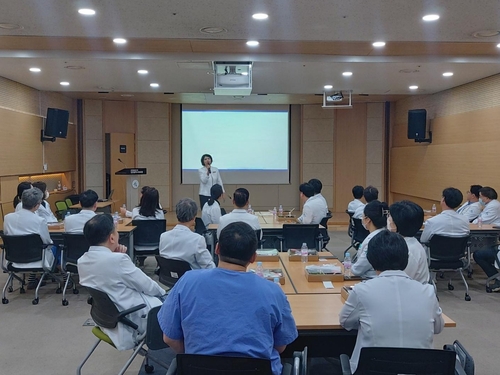 인천의료원이 28일과 31일 양일간 소속 의사를 대상으로 ‘CS 맞춤 교육’을 진행했다. 2025.3.31 /인천의료원 제공