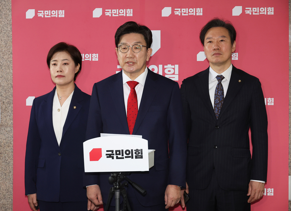 국민의힘 권성동 원내대표가 1일 서울 여의도 국회에서 현안 관련 브리핑을 하고 있다. 2025.4.1 /연합뉴스