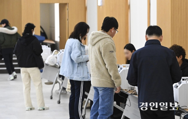 성남6선거구 경기도의회의원 보궐선거 투표율이 2일 12시 현재 6.7%로 집계됐다. 사진은 지난달 28일 경기도의회의원 보궐선거 군포시제4선거구 재궁동 사전투표소의 모습. /경인일보DB