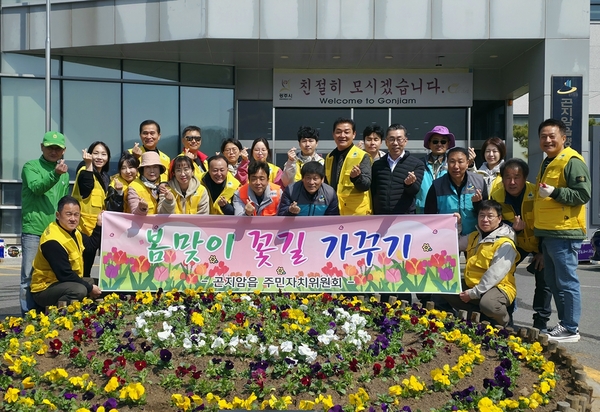 최근 곤지암읍 행정복지센터 청사 화단에서 꽃 심기 작업을 수행한 곤지암읍 주민자치위원회 회원들이 기념촬영하고 있다. 2025.3.31 /광주시 제공