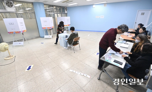 4·2 경기도의원 보궐선거 투표일인 2일 오전 성남시 산운마을11단지 커뮤니티센터 탁구장에 마련된 운중동 제4투표소에서 유권자가 투표하고 있다. 2025.4.2 /최은성기자 ces7198@kyeongin.com