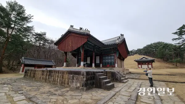 건원릉 정자각 오른쪽에는 세 가지 계단이 있다. 화려한 계단이 향이 올라가는 계단이고, 가장 안쪽 돌 계단이 제주인 왕이 올라가는 계단이다. 나무 계단은 제관들 것이다. 2025.3.29 구리/권순정기자 sj@kyeongin.com