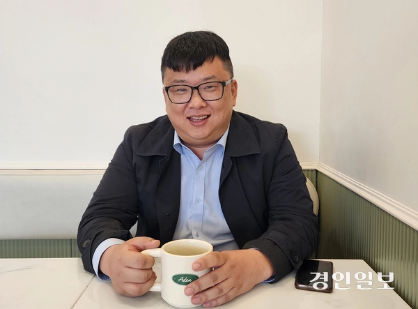 인천 미추홀구 학익동 ‘시티오씨엘 가치연대’ 문두선 회장은 “아파트 주민들이 자주 모여 친밀감을 형성하고 공동체 문화를 만들면, 학익동과 미추홀구 지역사회에도 긍정적인 영향을 만들어 낼 것”이라고 했다. 2025.4.1 /한달수기자 dal@kyeongin.com