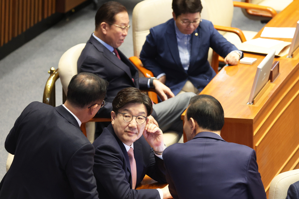 국민의힘 권영세 비상대책위원장과 권성동 원내대표가 3일 국회 본회의에서 대화하고 있다. 2025.4.3 /연합뉴스