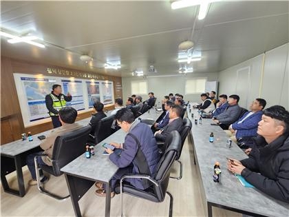 평택·당진항 2-3단계 1종 항만배후단지 시공업체((주)금강건설) 관계자가 공사현황에 대해 설명하고 있다. /경기평택항만공사 제공