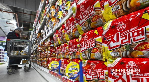 길어지는 탄핵 정국 속 소비자물가 상승률이 월 연속 2%대를 기록하고 특히 수산물이 1년7개월 만에 최대 상승폭을 보이는 등 서민 밥상 물가에 적신호가 켜졌다. 1일 수원시 한 대형마트에서 장을 보러 온 시민들이 우유와 라면 진열대 등을 살펴보고 있다. 2025.4.2 /이지훈기자 jhlee@kyeongin.com