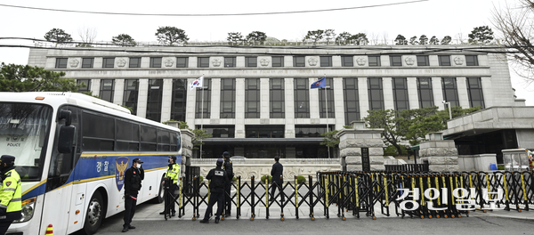 헌법재판소의 윤석열 대통령 탄핵 심판 선고기일을 이틀 앞둔 2일 오후 서울 종로구 헌법재판소 앞이 경찰의 통제로 인해 텅 빈 모습을 보이고 있다. 2025.4.2 /이지훈기자 jhlee@kyeongin.com