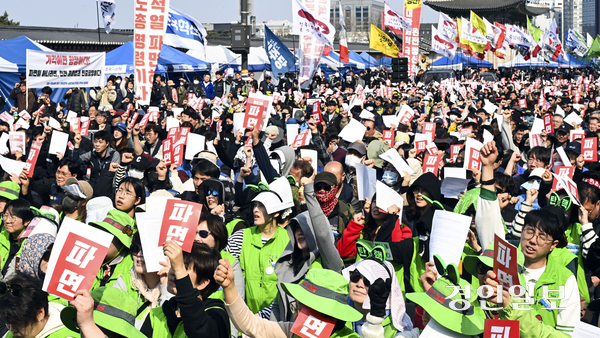 헌법재판소의 윤석열 대통령 탄핵심판 선고기일을 하루 앞둔 3일 서울 광화문 서십자각터 앞에서는 파면 촉구 집회가 열리고 있다. 2025.4.3 /이지훈기자 jhlee@kyeongin.com