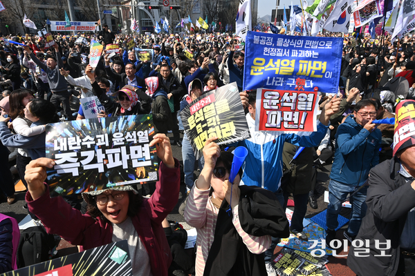 윤석열 대통령이 파면된 4일 서울 종로구 안국역 일대에서 탄핵촉구 집회를 하던 시민들이 환호하고 있다. 2025.4.4 /최은성기자 ces7198@kyeongin.com