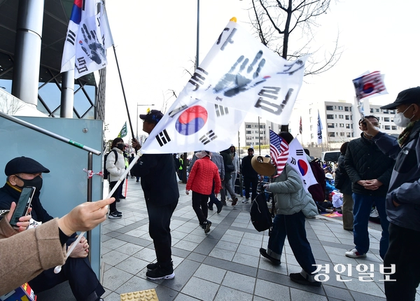 윤석열 대통령에 대한 탄핵심판 선고일인 4일 오전 서울시 용산구 한남동 대통령 관저 인근에서 탄핵 찬성 집회 참가자 사이로 탄핵 반대 집회 참가자들이 지나가고 있다. 2025.4.4. /조재현기자 jhc@kyeongin.com