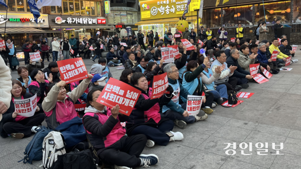 4일 오후 인천 남동구 구월동에서 열린 인천시민 촛불 집회에 참여한 시민들이 환호하고 있다. 2025.4.4 /송윤지기자 ssong@kyeongin.com