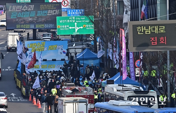 윤석열 대통령에 대한 탄핵심판 선고일인 4일 오전 서울시 용산구 한남동 대통령 관저 인근에서 탄핵 찬성 집회가 열리고 있다. 2025.4.4. /조재현기자 jhc@kyeongin.com