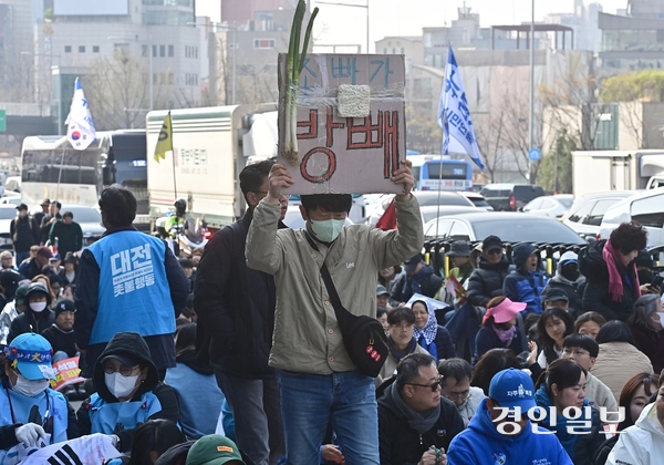 윤석열 대통령에 대한 탄핵심판 선고일인 4일 오전 서울시 용산구 한남동 대통령 관저 인근에서 탄핵 찬성 집회가 열리고 있다. 2025.4.4. /조재현기자 jhc@kyeongin.com