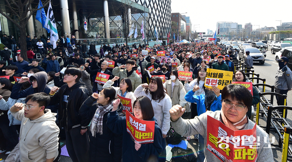 윤석열 대통령에 대한 탄핵심판 선고일인 4일 오전 서울시 용산구 한남동 대통령 관저 인근에서 탄핵 찬성 집회가 열리고 있다. 2025.4.4. /조재현기자 jhc@kyeongin.com
