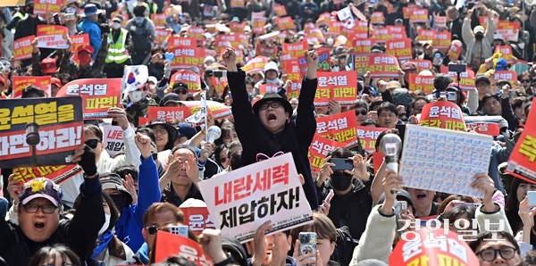 윤석열 대통령에 대한 탄핵심판 선고일인 4일 오전 서울시 용산구 한남동 대통령 관저 인근에서 열린 탄핵 찬성집회에서 참가자들이 환호를 하고 있다. 2025.4.4. /조재현기자 jhc@kyeongin.com
