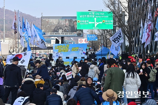 윤석열 대통령에 대한 탄핵심판 선고일인 4일 오전 서울시 용산구 한남동 대통령 관저 인근에서 탄핵 찬성 집회가 열리고 있다. 2025.4.4. /조재현기자 jhc@kyeongin.com