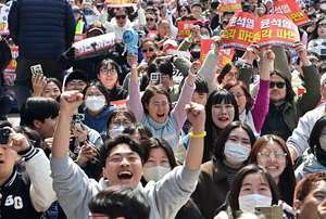 [윤석열 대통령 파면] ‘파면의 순간’ 감격의 눈물과 격앙된 울분 교차