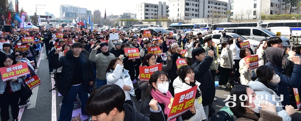 윤석열 대통령에 대한 탄핵심판 선고일인 4일 오전 서울시 용산구 한남동 대통령 관저 인근에서 탄핵 찬성 집회가 열리고 있다. 2025.4.4. /조재현기자 jhc@kyeongin.com