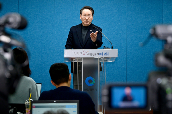 윤석열 대통령 파면이 결정된 4일 유정복 인천시장은 “대통합만이 우리의 살 길”이라는 입장을 냈다. 2025.4.4 /인천시 제공