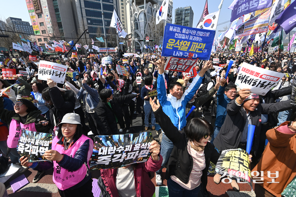 윤석열 대통령이 파면된 4일 서울 종로구 안국역 일대에서 탄핵촉구 집회를 하던 시민들이 환호하고 있다. 2025.4.4 /최은성기자 ces7198@kyeongin.com