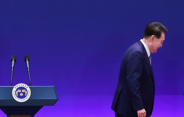 4일 헌법재판소가 윤석열 대통령 탄핵 사건에 대해 인용 선고를 했다. 탄핵 소추 111일, 변론 종결 38일 만이다. 사진은 지난해 5월 27일 청와대 영빈관에서 열린 제9차 한일중 정상회의 공동기자회견 뒤 퇴장하는 윤 전 대통령. 2025.4.4 /연합뉴스