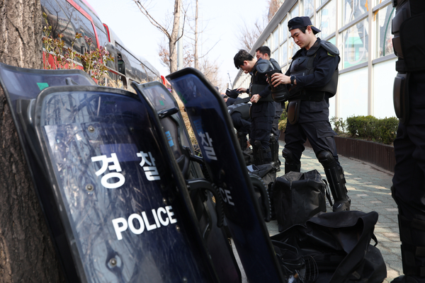윤석열 대통령 탄핵심판 선고일인 4일 서울 용산구 한남동 대통령 관저 인근에서 경찰이 보호 장구를 착용하고 있다. 2025.4.4 /연합뉴스