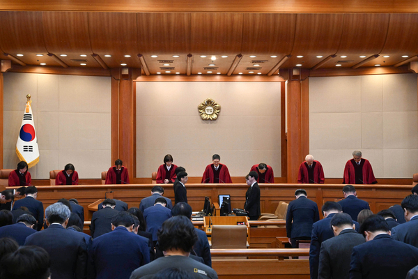 4일 서울 종로구 헌법재판소 대심판정에 윤석열 대통령 탄핵심판 선고를 위해 헌법재판관들이 입장하고 있다. 2025.4.4 /사진공동취재단