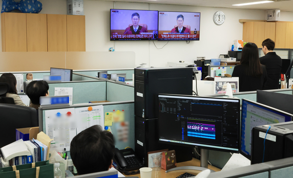 4일 서울 종로구 정부서울청사에서 공무원들이 헌법재판소의 윤석열 대통령 탄핵 심판 선고를 TV를 통해 지켜보고 있다. 2025.4.4 /연합뉴스
