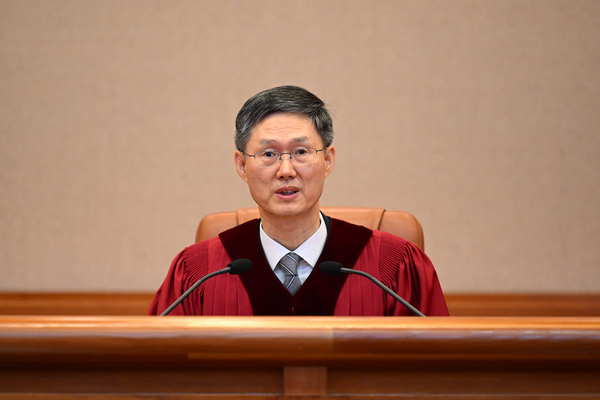 문형배 헌법재판소장 권한대행이 4일 서울 종로구 헌법재판소 대심판정에서 열린 윤석열 대통령 탄핵심판 선고에 입장해 있다. 2025.4.4 /사진공동취재단