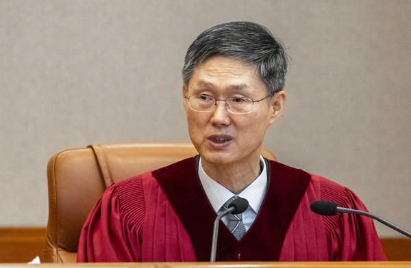 문형배 헌법재판소장 권한대행이 4일 서울 종로구 헌법재판소 대심판정에서 윤석열 대통령 탄핵심판 인용 결정문을 낭독하고 있다. 2025.4.4 /사진공동취재단