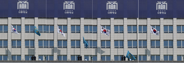 헌법재판소가 윤석열 대통령 파면을 선고한 4일 서울 용산구 대통령실에서 관계자들이 봉황기를 내리고 있다. 2025.4.4 /연합뉴스