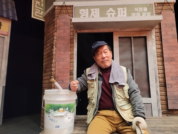 배우로 변신한 전 광주시장 신동헌. 연극 무대위에서 극중 분장을 한채 촬영을 했다. /광주시민극단 제공