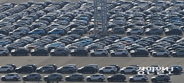 도널드 트럼프 미국 대통령이 지난달 26일 발표한 외국산 자동차에 대한 25% 관세가 정식 발효됐다. 31일 오후 인천항 자동차전용부두에 한국지엠에서 생산된 차량들이 수출 선적을 기다리고 있다. 2025.3.31 /조재현기자 jhc@kyeongin.com
